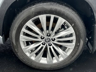 2025 Toyota Highlander Hybrid Platinum